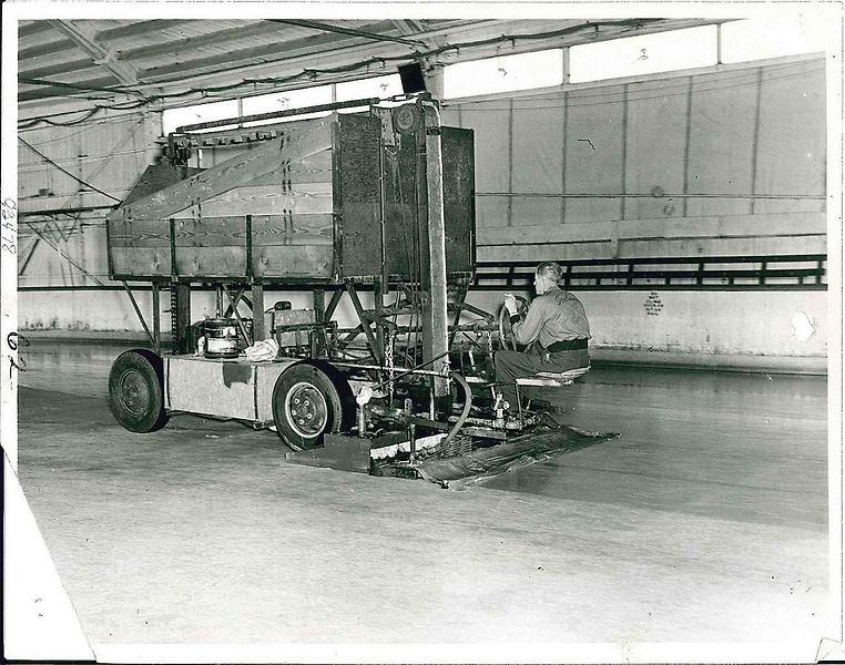 Dnes je to při hokejových utkáních samozřejmost. První stroj - rolba na úpravu ledu se zrodila před 75 lety. Zkonstruoval ji Frank Zamboni v Paramountu ve Spojených státech. Foto: Wikimedia Commons, Calle Eklund V-wolf, CC BY-SA 3.0