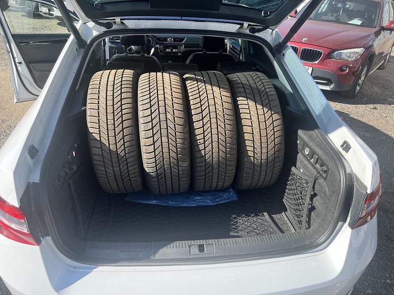 Škoda Superb 2.0 TDI, DSG, L&K, DIGIKLIMA - fotka 37 z 37