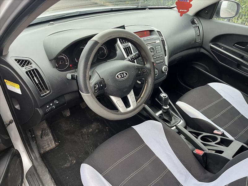 Kia Ceed 1,6 CRDi 16V KLIMA ALU SERVIS - fotka 9 z 29
