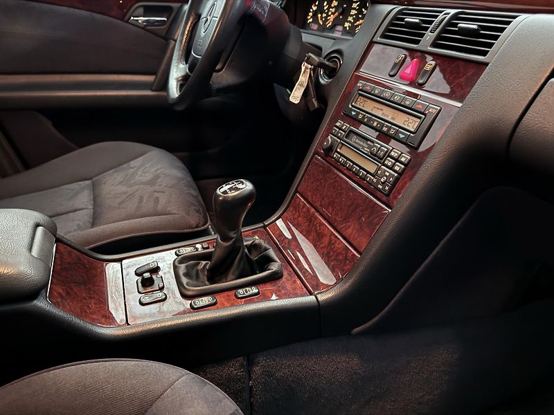 Mercedes-Benz Třídy E (1997) 200i,kompressor,Elegance - fotka 21 z 31