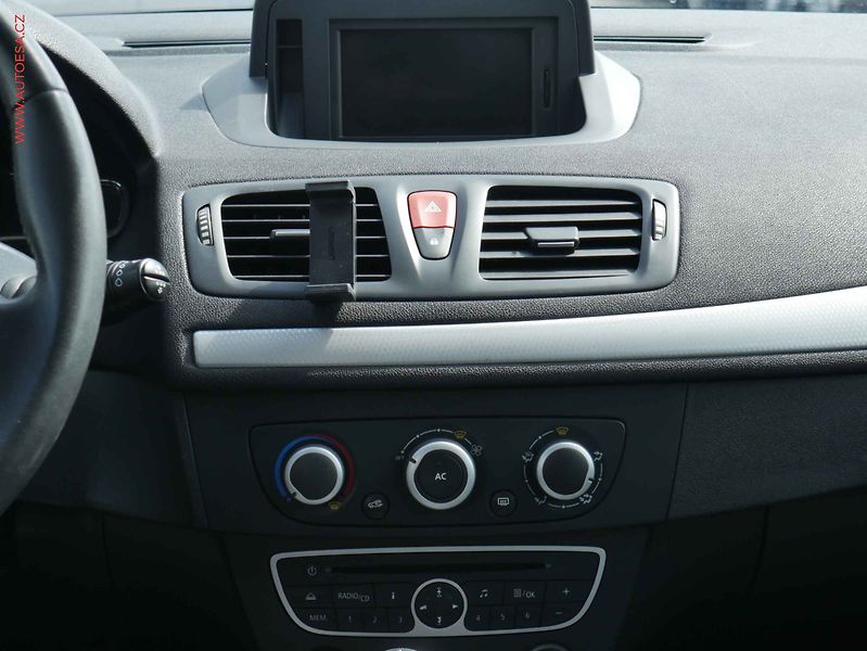 Renault Mégane (2010) 1.6i, AC, tempo, navi - fotka 11 z 20