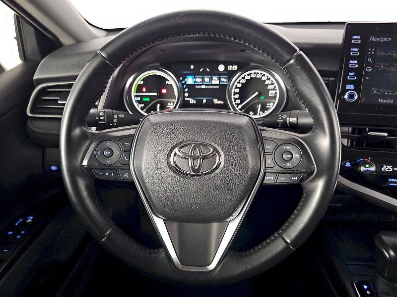 Toyota Camry (2023) 2.5HEV 218k PRESTIGE - fotka 8 z 32