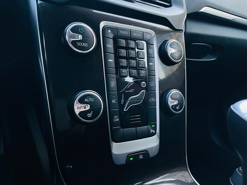 Volvo V40 2.0i MANUÁL KAMERA SERVISKA - fotka 41 z 45