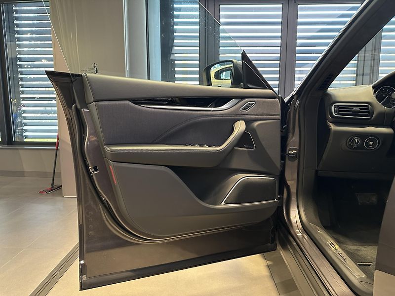 Maserati Levante (2021) GT 330HP Zegna Interior - fotka 9 z 18