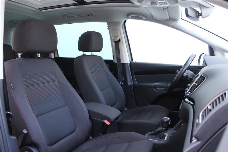 Volkswagen Sharan 2.0 TDI / DSG / TOP-VÝBAVA - fotka 33 z 48