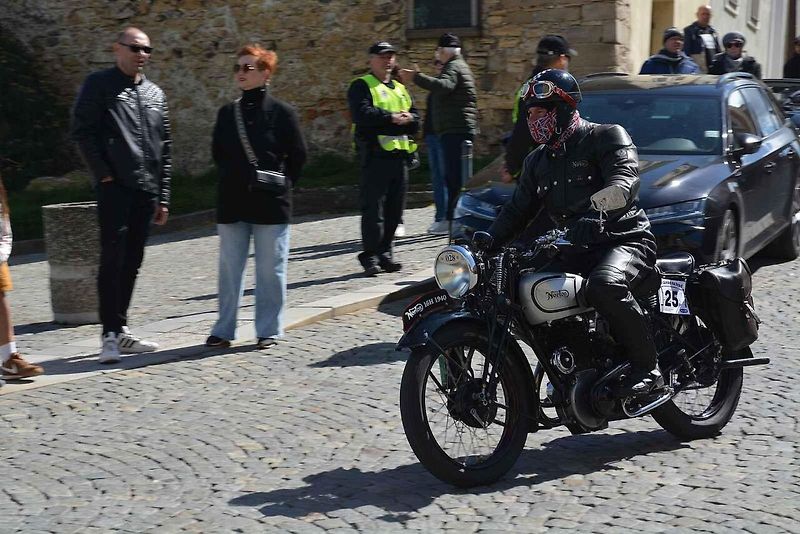Automobiloví a motocykloví veteráni se vydali v neděli na tradiční jízdu Ze zámku na hrad. Start byl na Horním náměstí v Přerově, kde si lidé užili bohatý program.