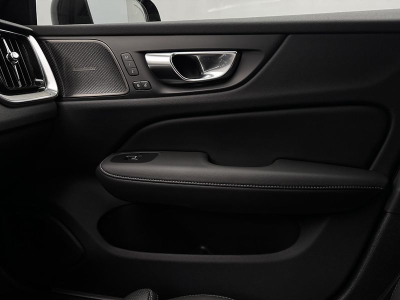 Volvo V60 B4 DARK PLUS AUT  - fotka 30 z 49