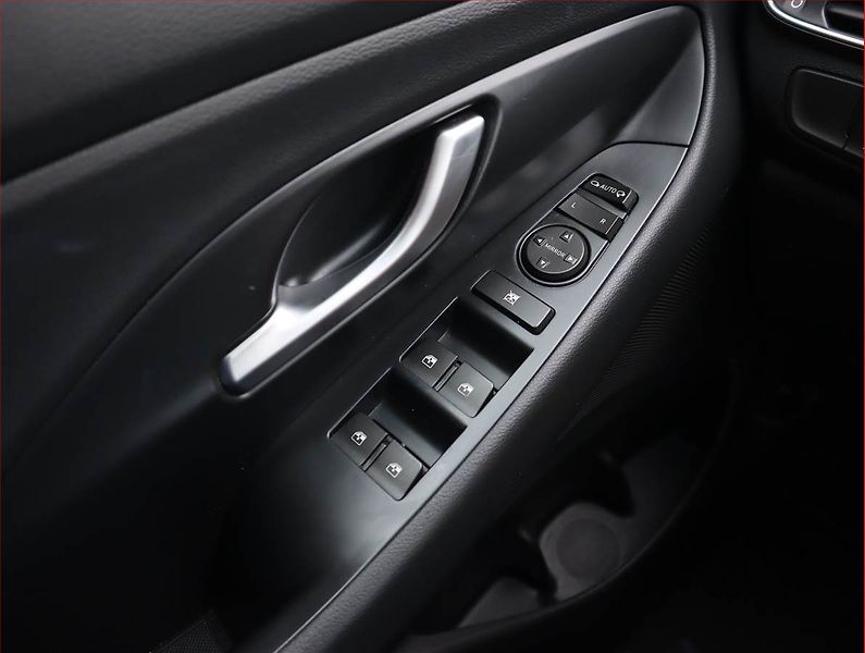 Hyundai i30 (2019) Style 1.4 T-GDI, Serv.kniha - fotka 19 z 21