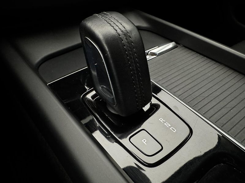 Volvo XC60 B4 AWD MOMENTUM AUT REZERVACE - fotka 27 z 45