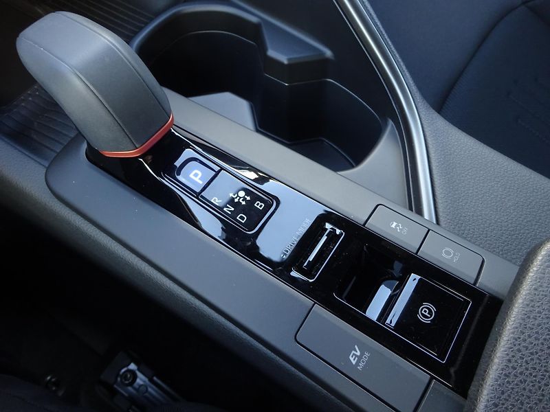 Toyota C-HR 1.8 HSD e-CVT 140k Style - fotka 15 z 20