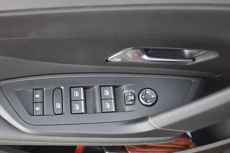 Peugeot 408 je solidně prostorný rodinný vůz s atraktivním vzhledem