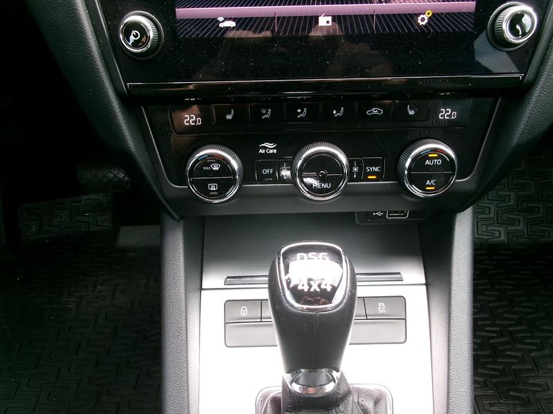 Škoda Octavia (2019) 2,0TDI 4x4 DSG AC - fotka 28 z 32