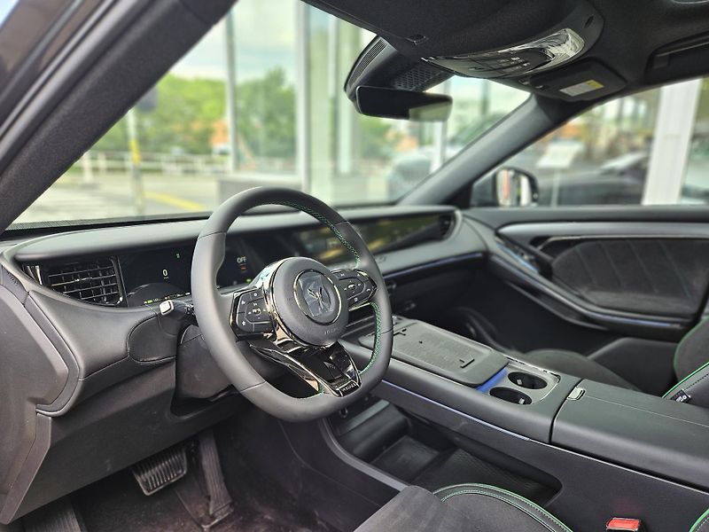 Voyah FREE 318 REV (2025) REV 318 AWD Hybrid - fotka 11 z 16