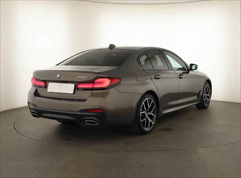 BMW Řada 5 (2023) M Sport 530e - fotka 5 z 25