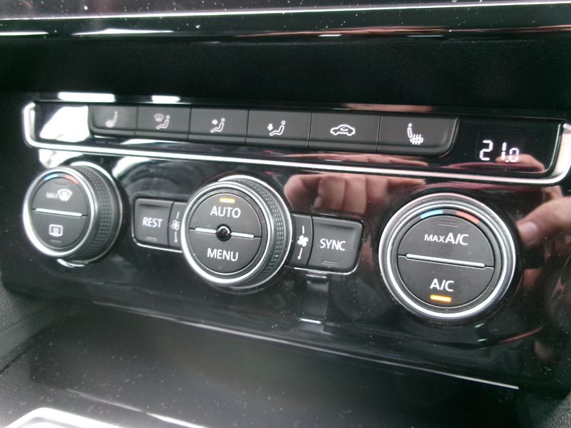 Volkswagen Passat Variant (2018) 1,5TSI AC NAVI ACC BT - fotka 24 z 39