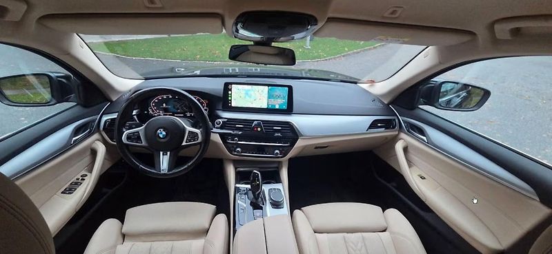 BMW Řada 5 530e xDrive Bílý interiér Taž. - fotka 15 z 25