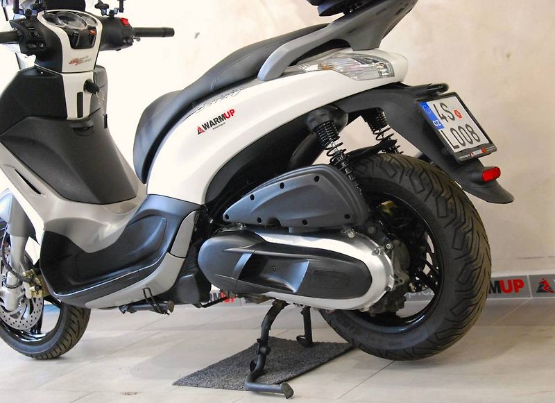 Piaggio Beverly 350 (2015) ABS + ASR - fotka 21 z 22