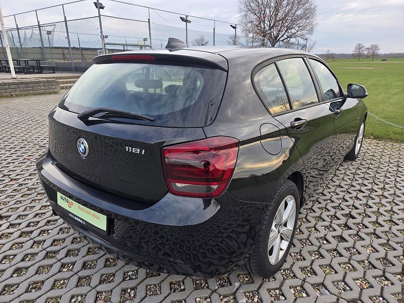 BMW Řada 1 (2011) 118i 125 kW, sport, xenon - fotka 8 z 23