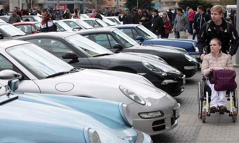 Sraz automobilů Porsche 911, parkoviště u obchodního centra Arkády 18. dubna.