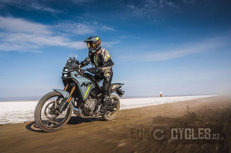 CFMOTO 450 MT-R (2026) - fotka 12 z 16