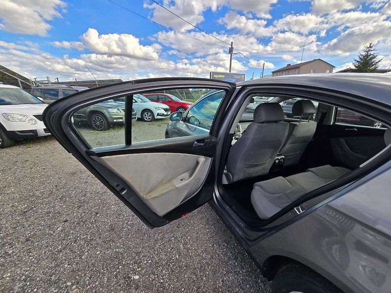 Volkswagen Passat (2005) 2.0 TDi 103KW Comfort - fotka 11 z 23