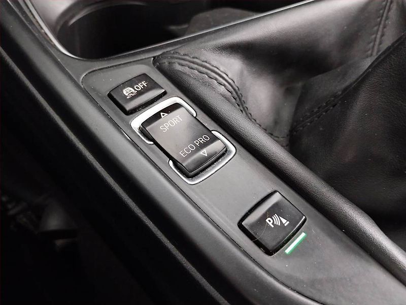 BMW Řada 3 (2013) Edition Sport 320 i - fotka 23 z 24