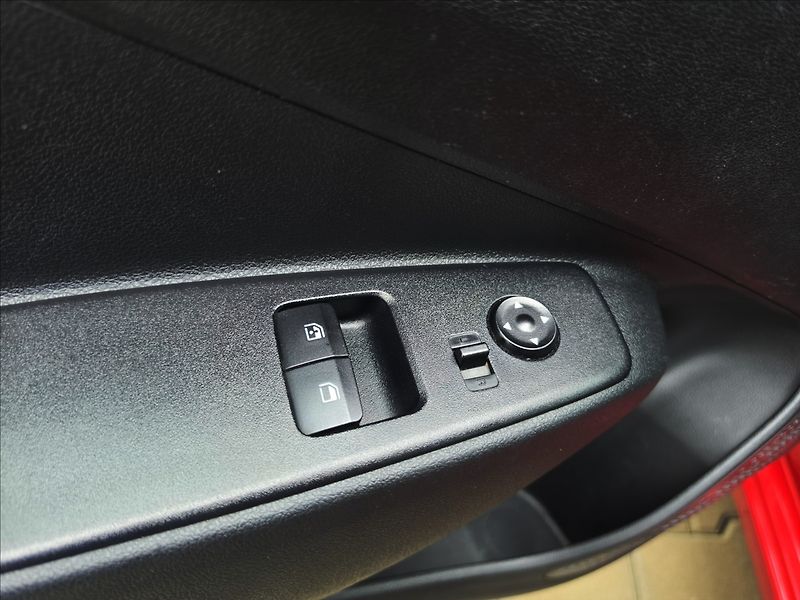 Hyundai i10 1,0 49KW vyhř. volat + sedadla - fotka 14 z 41