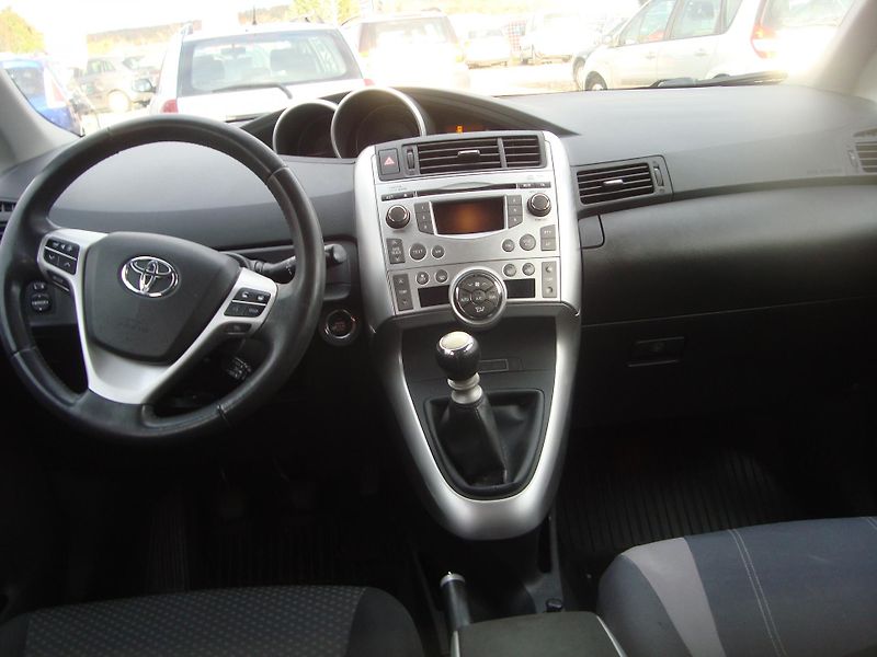 Toyota Verso (2011) 2,0D - fotka 9 z 18