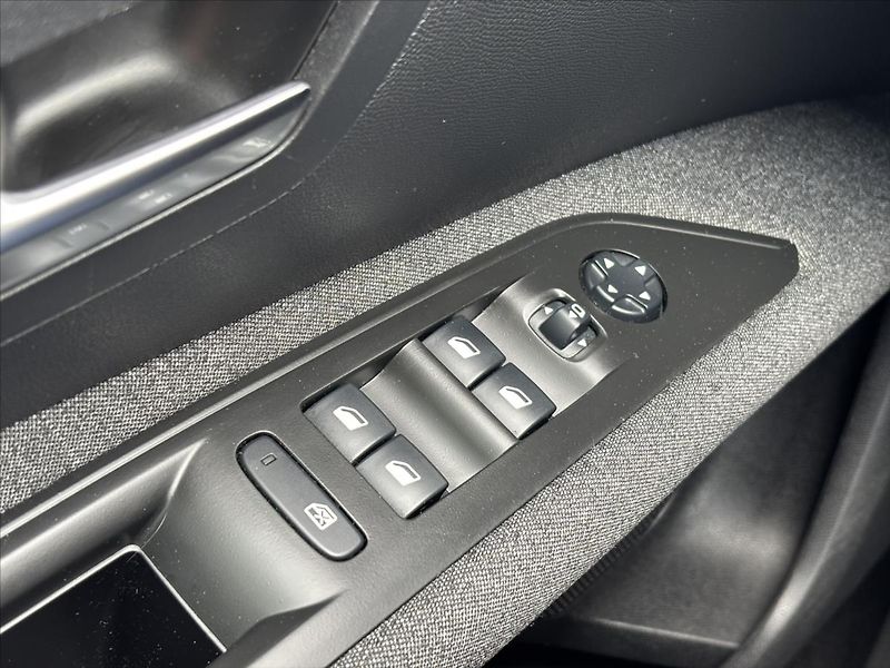 Peugeot 3008 1,2 PT AT 1.ČR PLNÝ SERVIS - fotka 31 z 37