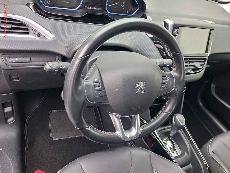 Peugeot 2008 (2019) 1.2 PT, Allure, AT, TZ, navi - fotka 12 z 19