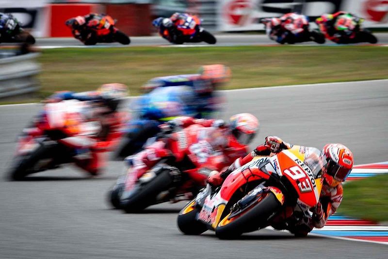 Motocyklová legenda Valentino Rossi při závodě na Masarykově okruhu v roce 2019.