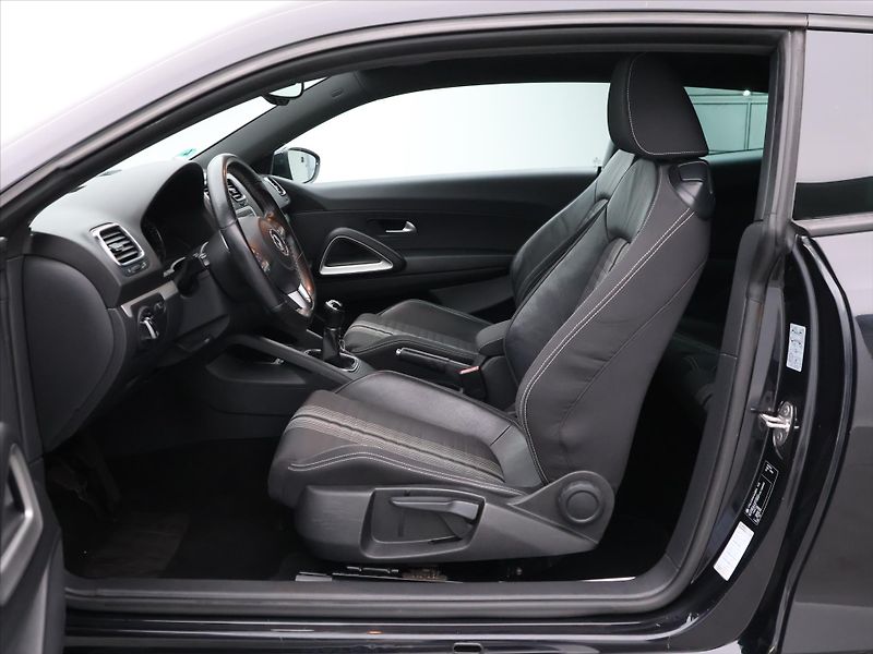 Volkswagen Scirocco 1,4 TSI 90kW Sport Xenon Pano - fotka 11 z 32
