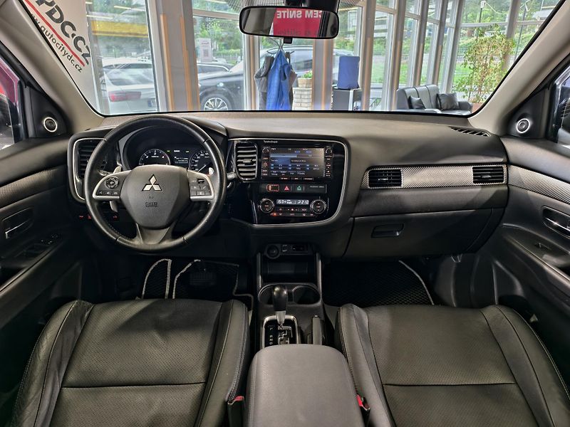 Mitsubishi Outlander 2.2 DI-D 4x4, 7MÍST, INSTYLE - fotka 9 z 24