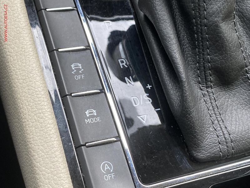 Škoda Superb (2016) 2.0TDi, L&K, DSG, panor - fotka 16 z 20