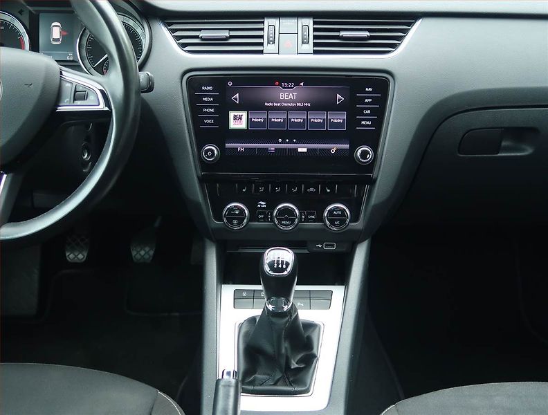 Škoda Octavia (2018) 1.4 TSI, Navi, Tempomat - fotka 12 z 18