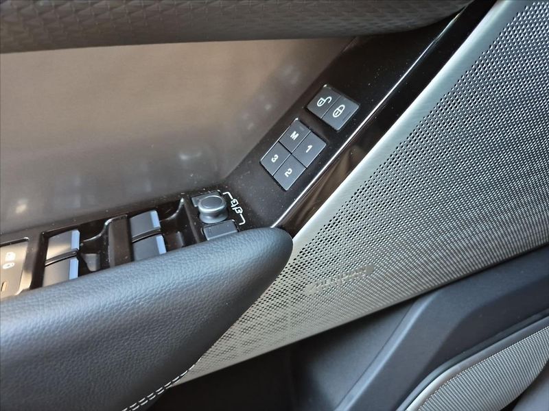 Land Rover Range Rover Velar 3,0 D300 AWD - fotka 20 z 20