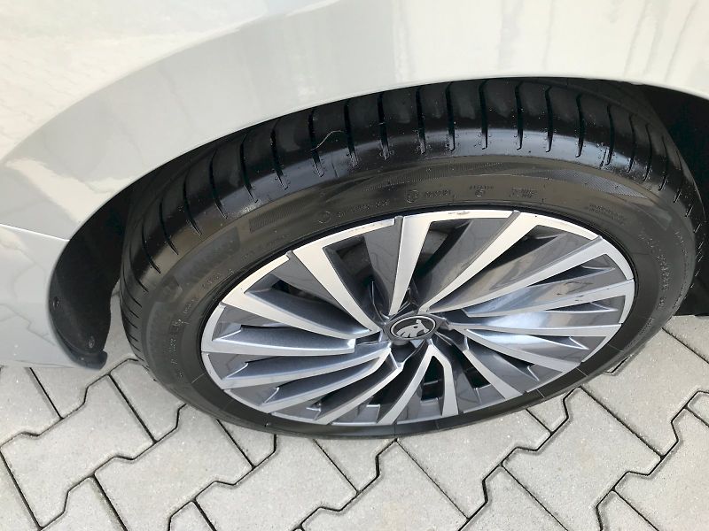 Škoda Superb (2025) COMBI L K TD 142/2.0 A7A - fotka 11 z 29