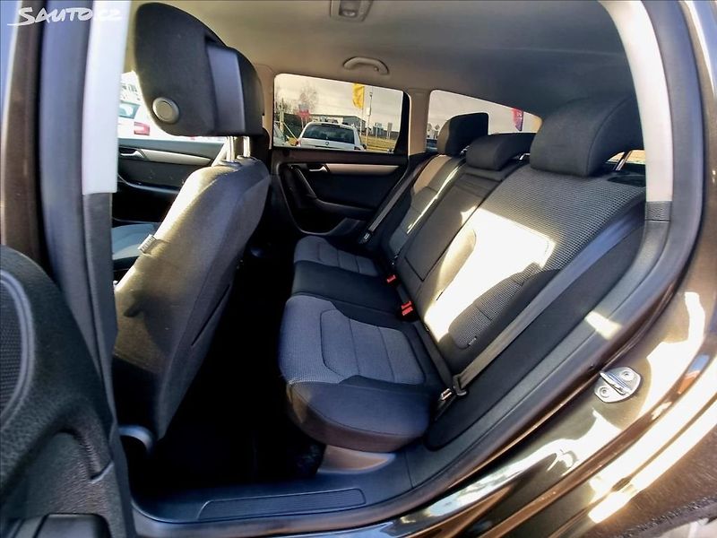 Volkswagen Passat (2012) 1,6 TDi 77KW - fotka 12 z 23