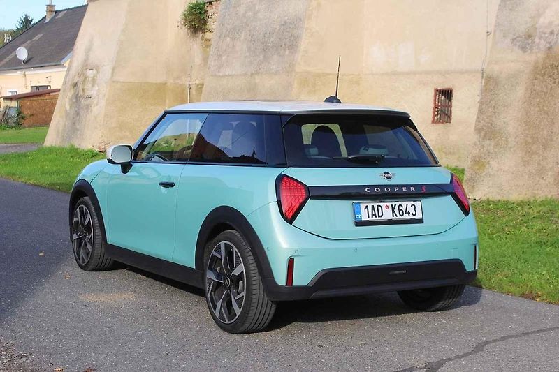 Mini Cooper S stále vyhoví nadšeným řidičům