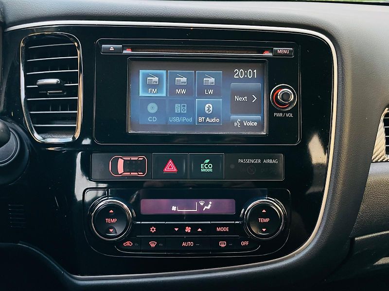 Mitsubishi Outlander 2.0i 1.MAJITEL KAMERA TAŽNÉ - fotka 33 z 43