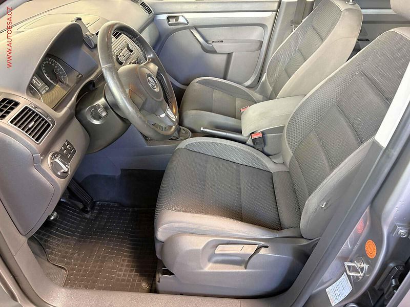Volkswagen Touran (2011) 1.6 TDI, autoAC - fotka 9 z 15