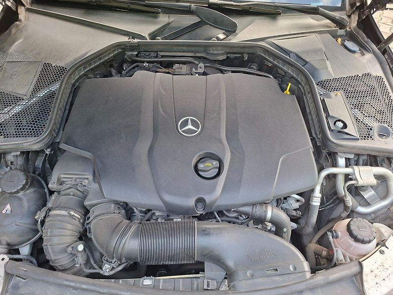Mercedes-Benz Třídy C (2017) C 250d 150kW 4MATIC BURMESTER - fotka 40 z 50