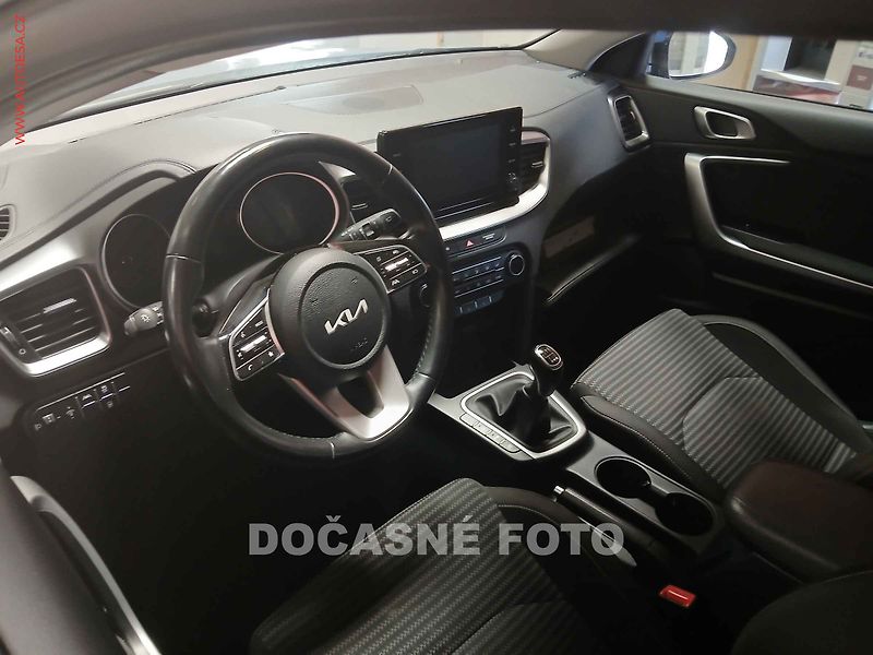 Kia Ceed (2023) 1.5 T- GDi, ČR, AC, kamera - fotka 2 z 3