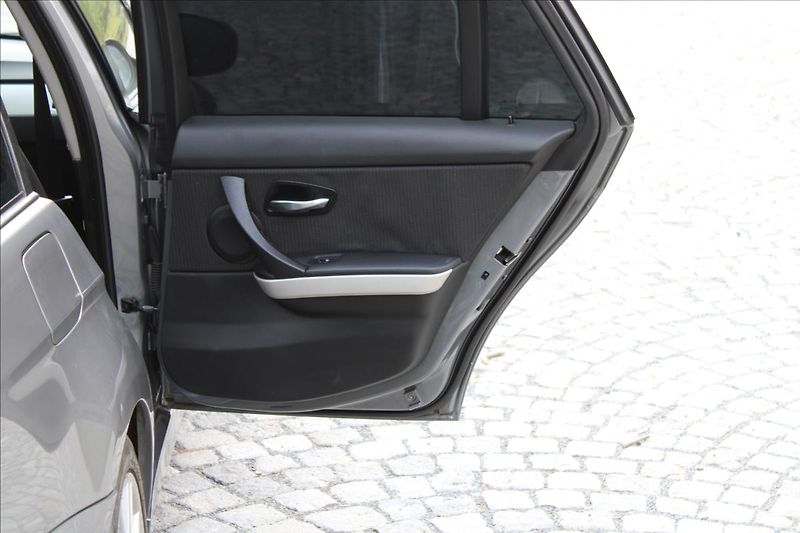 BMW Řada 3 318d Touring / M-Paket / Manuá - fotka 23 z 29