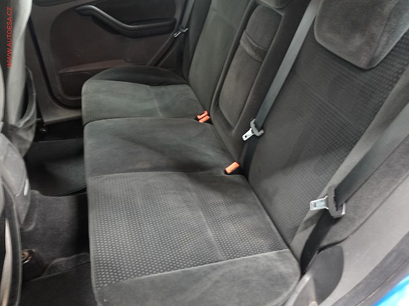 Ford Focus (2005) 2.0TDCi, AC - fotka 10 z 17