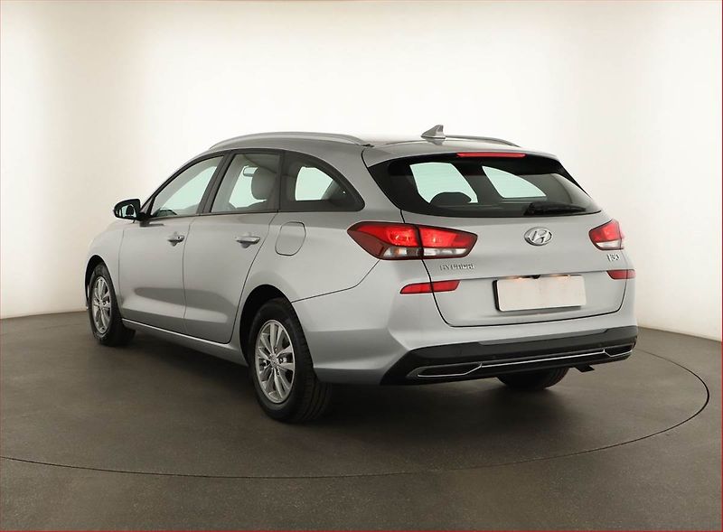 Hyundai i30 (2023) Comfort 1.0 T-GDI, ČR,1.maj - fotka 4 z 13
