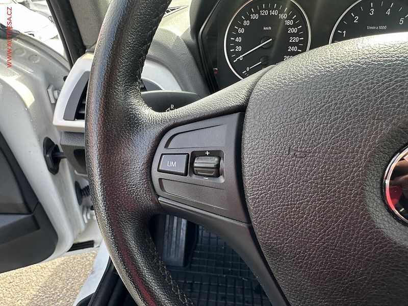 BMW Řada 1 (2015) 1.5i 116i, Klima - fotka 12 z 21