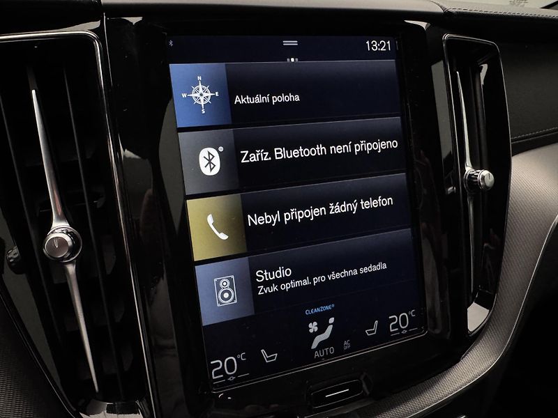 Volvo XC60 T8 AWD RECHARGE R-DESIGN AUT - fotka 33 z 51