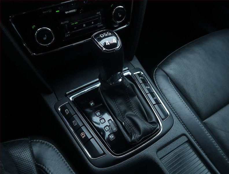 Škoda Superb (2014) Elegance 2.0 TDI, 4X4 - fotka 13 z 27