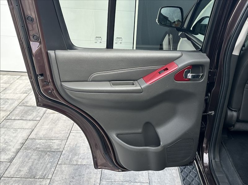 Nissan Pathfinder 3,0 DCI 231PS  LE Executive 4x - fotka 15 z 55